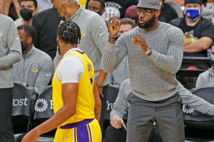LeBron James-Less Lakers Beat San Antonio Spurs in Overtime