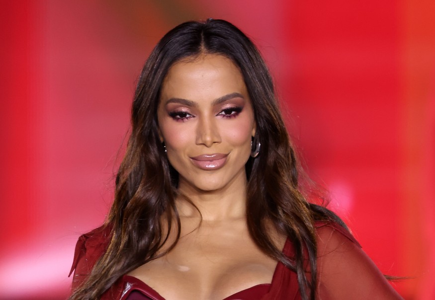 Anitta on the catwalk of L'Oreal Paris
