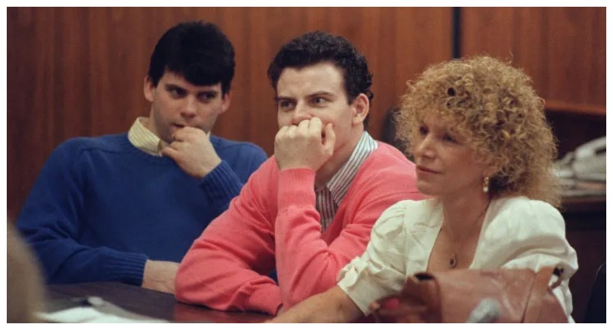 Erik Menendez (C) and his brother, Lyle (L), in court