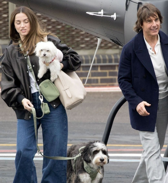 Ana de Armas and Tom Cruise (by People)